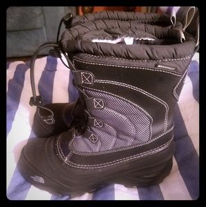 Northface alpenglow boots boys size 4